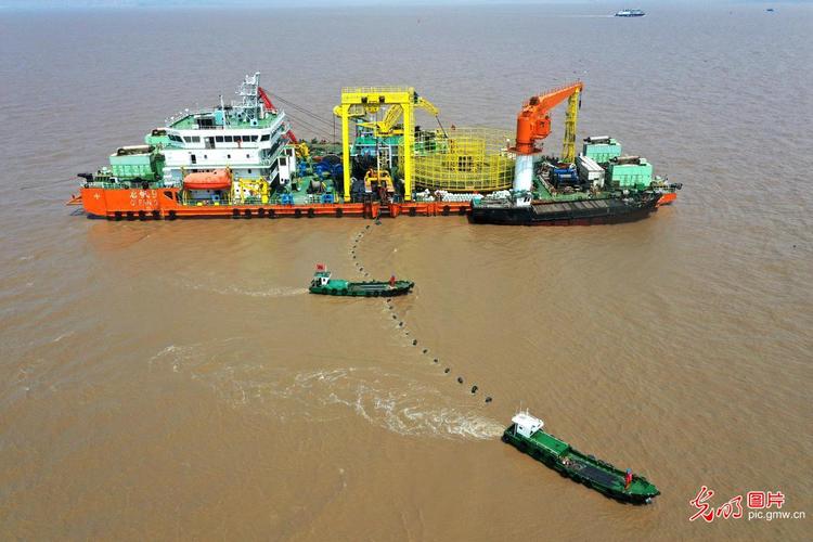 浙江舟山鱼山绿色石化基地第三回路海底电缆开始敷设